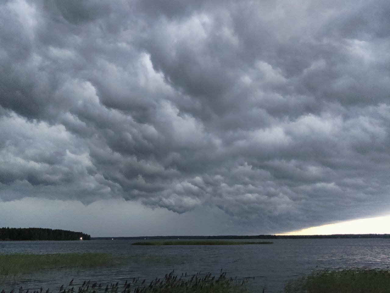 Грозовые облака над водной гладью Селигера