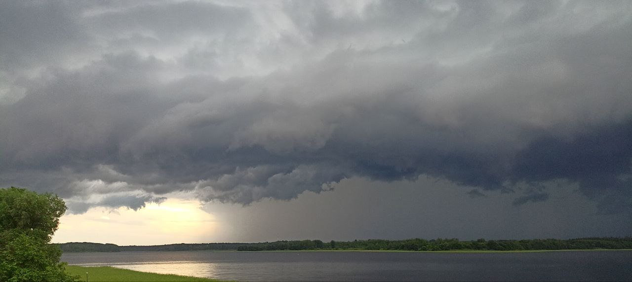 Драматичное небо над водной гладью Селигера
