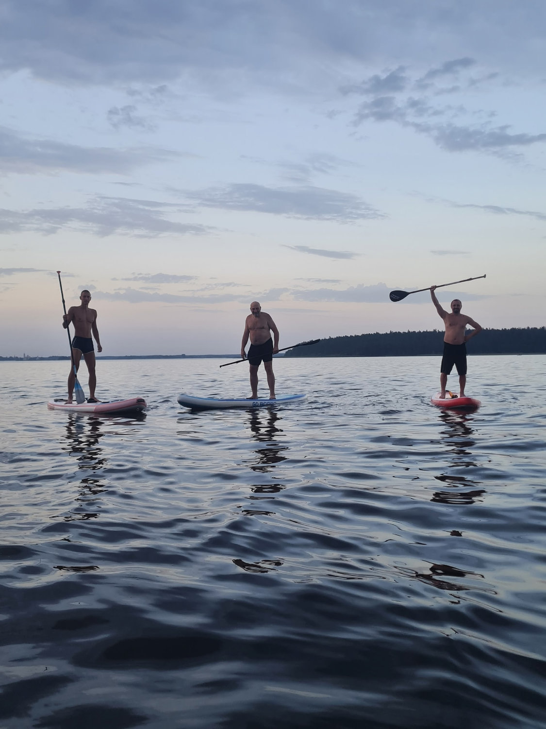 Вечерняя прогулка на SUP-бордах по зеркальной глади Селигера