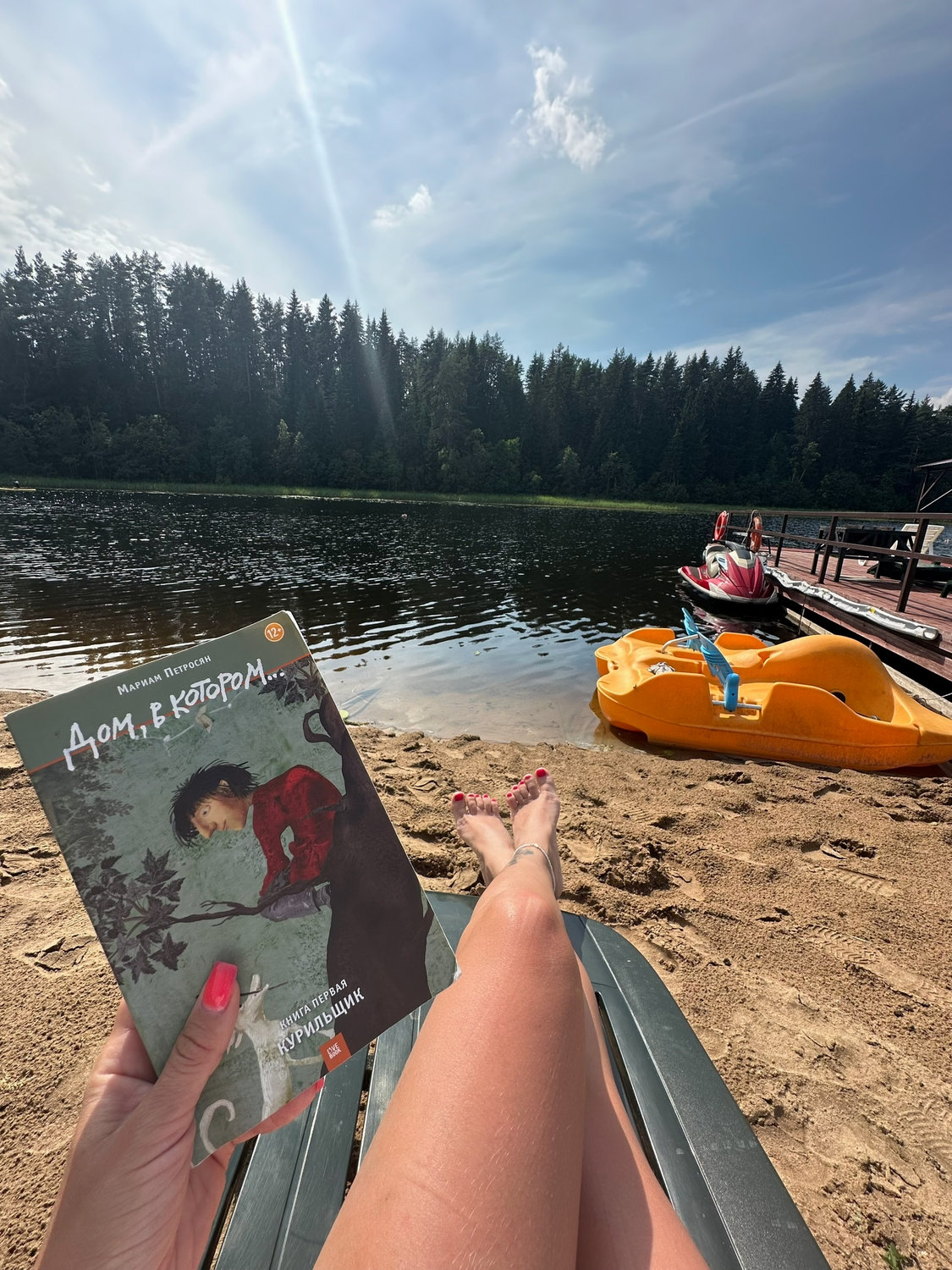 Летний отдых с книгой на берегу Селигера