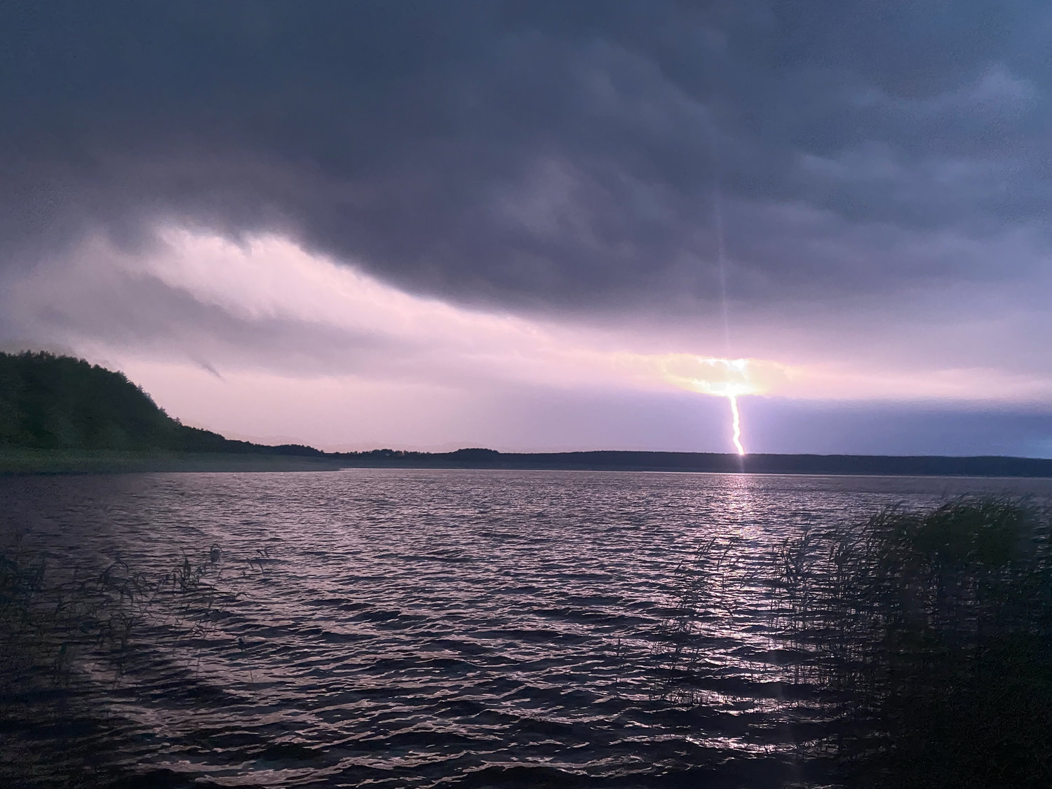 Грозовая стихия над водной гладью Селигера