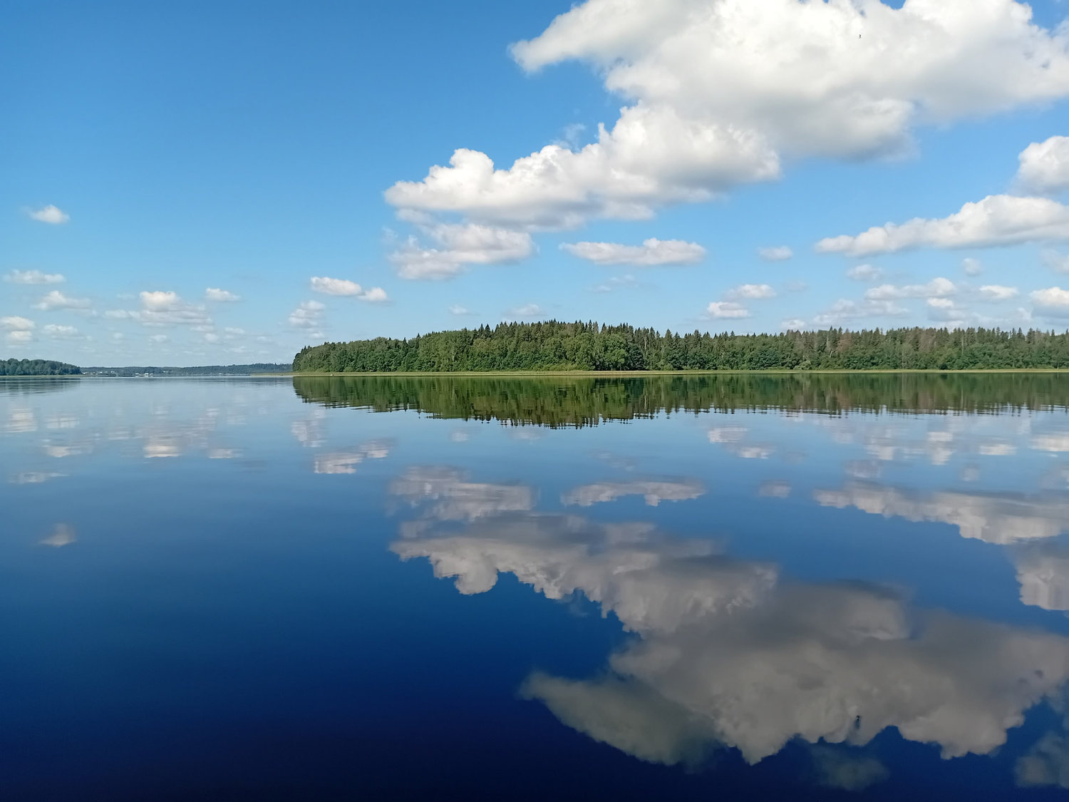 Зеркальная гладь Селигера в объятиях облаков