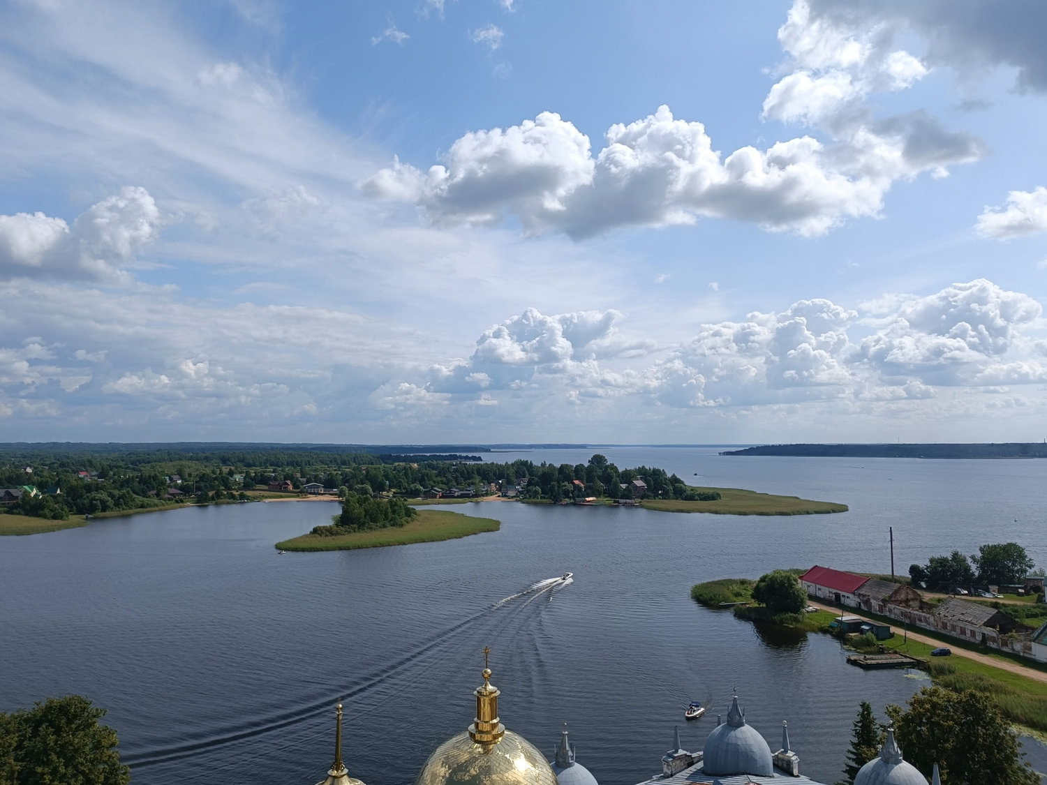 Небесная панорама над водными просторами Селигера