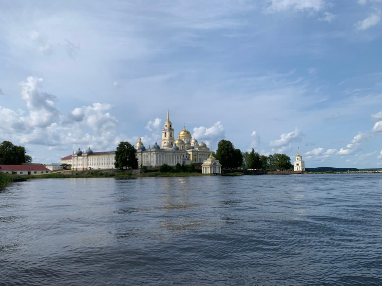 Величественная обитель на водах Селигера