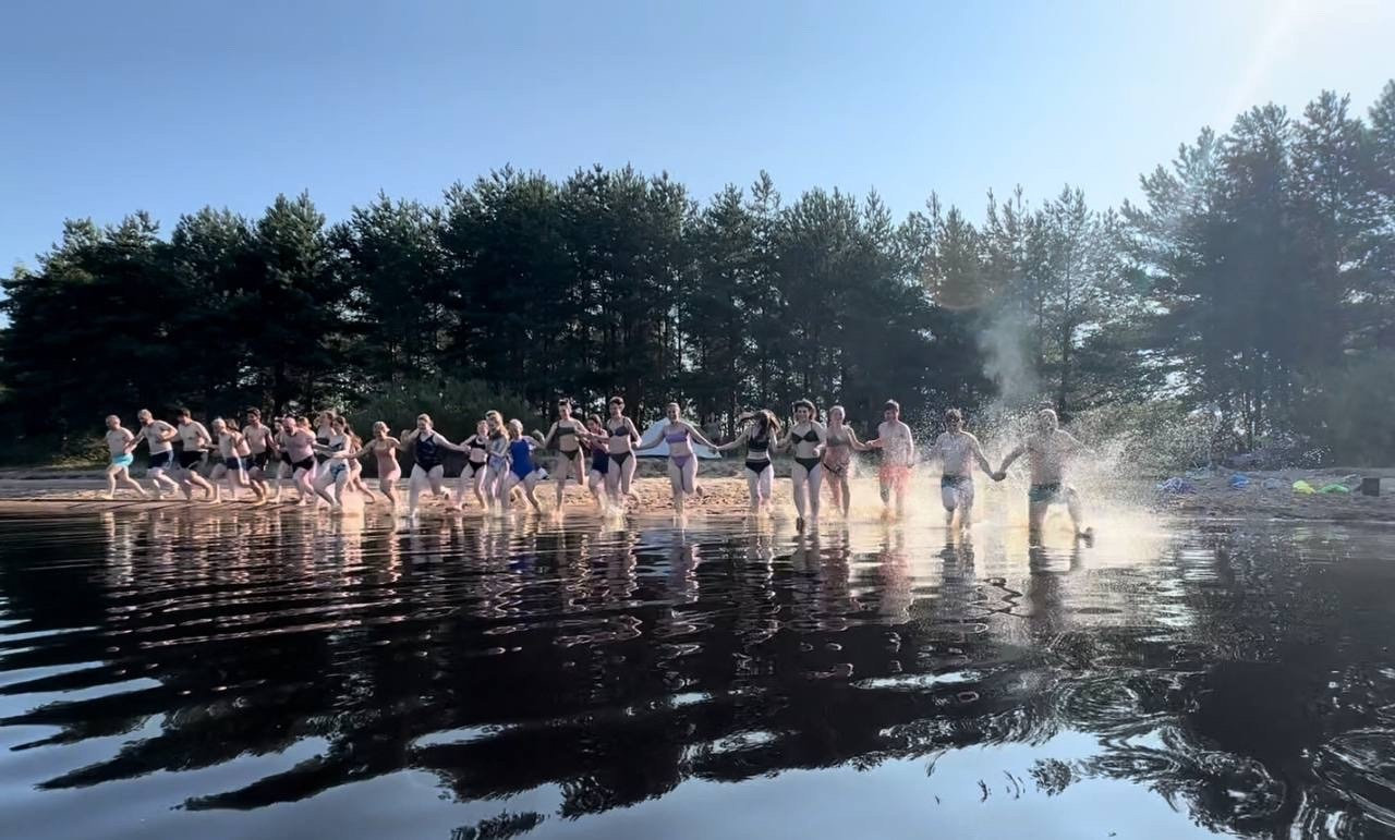 Живая цепь радости на водах Селигера