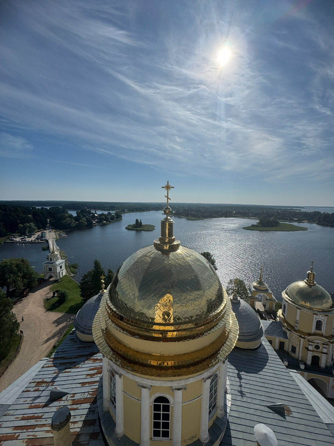 Золотые купола над бескрайними водами Селигера