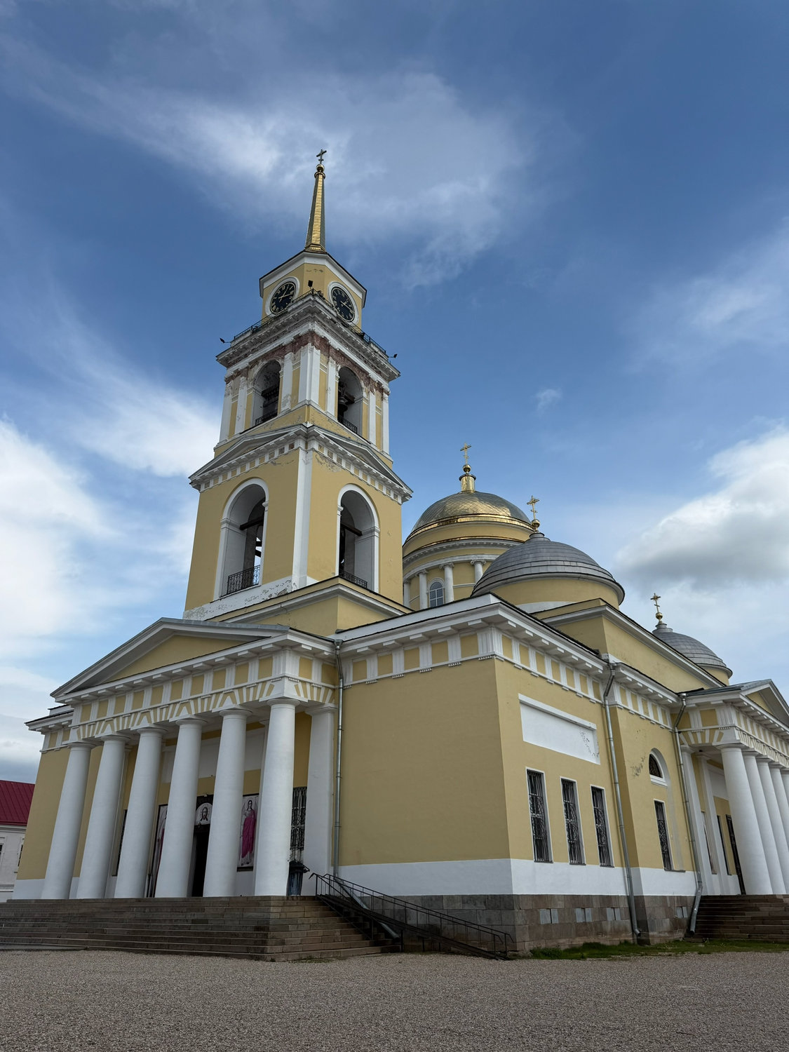 Золотые купола под небесной синевой