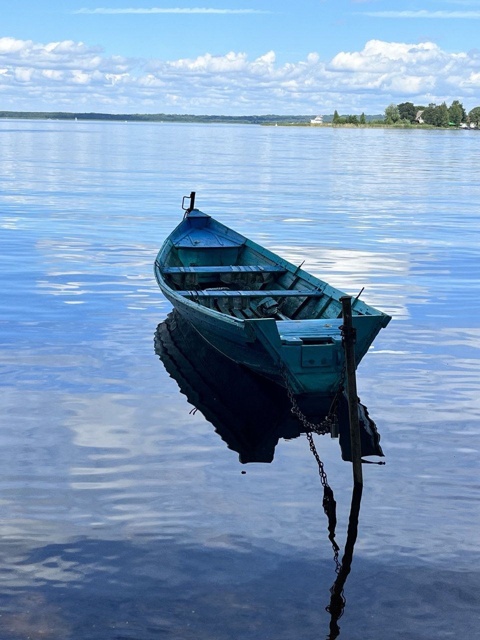 Синяя лодка в зеркале неба