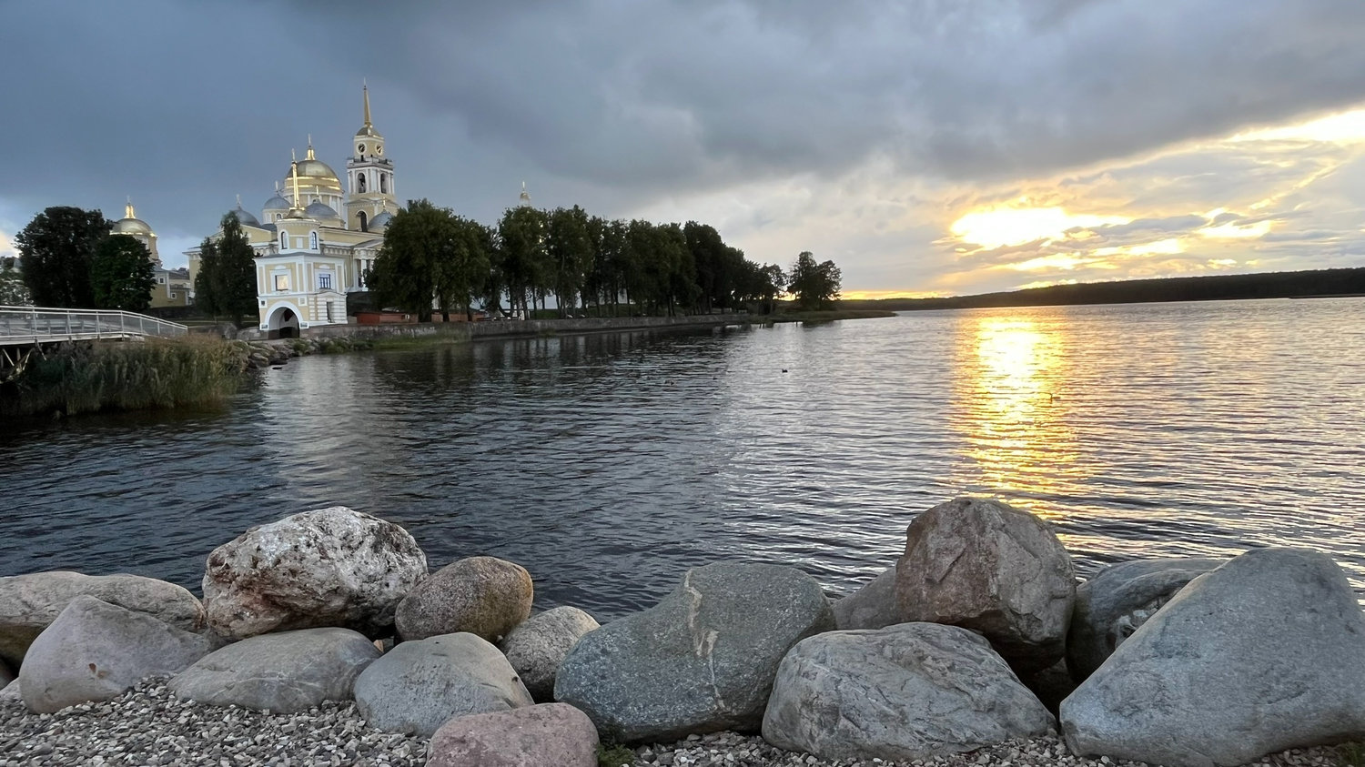 Золотая дорожка к белым куполам