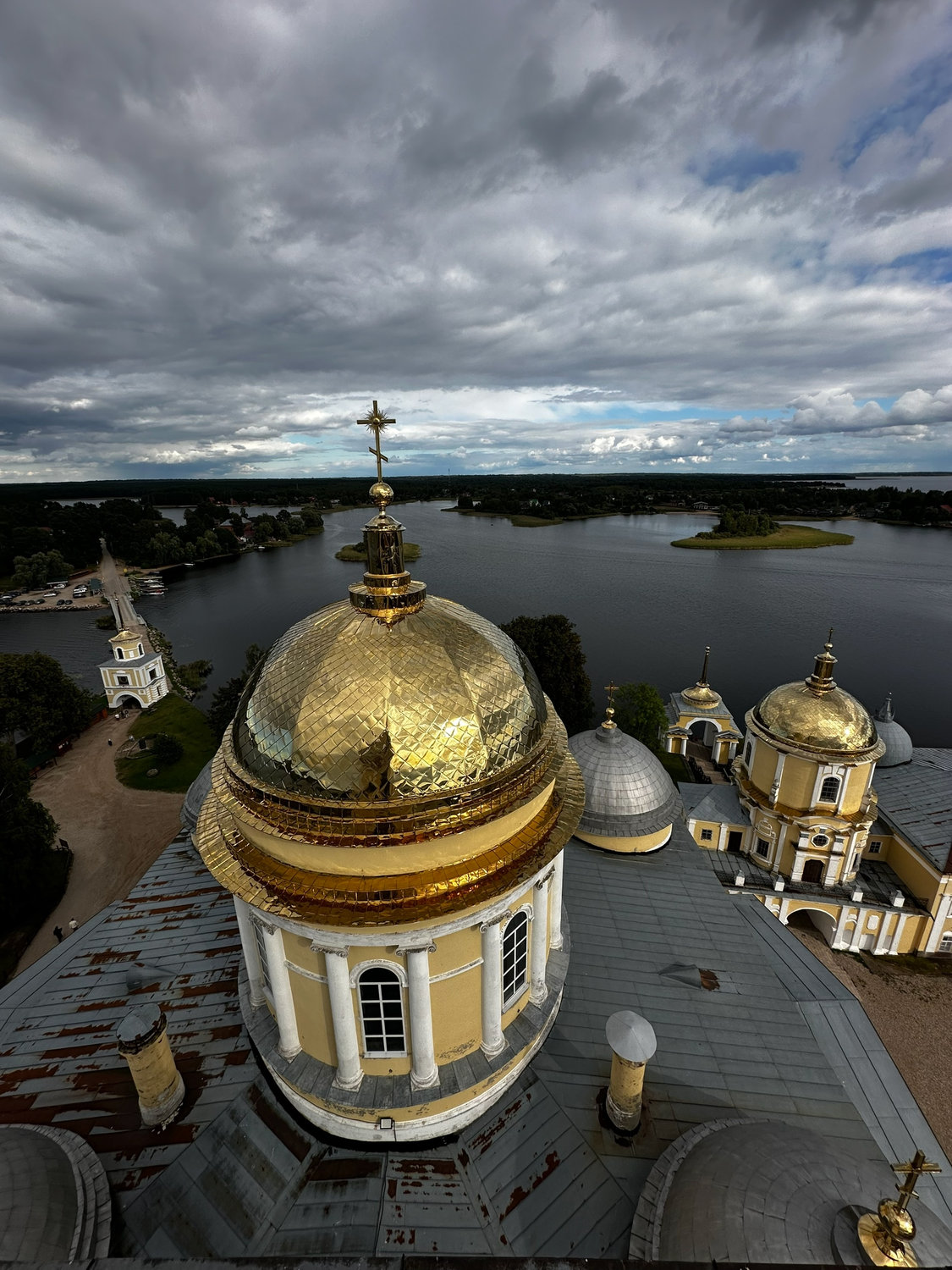 Золотые купола над зеркалом озера