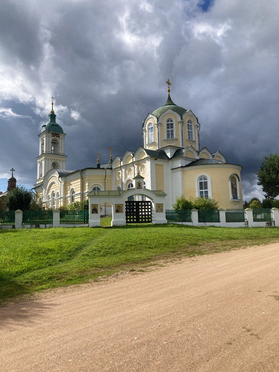 Когда небо спорит с куполами