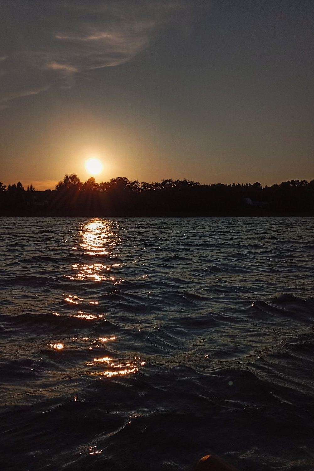 Золотые лучи скользят по воде