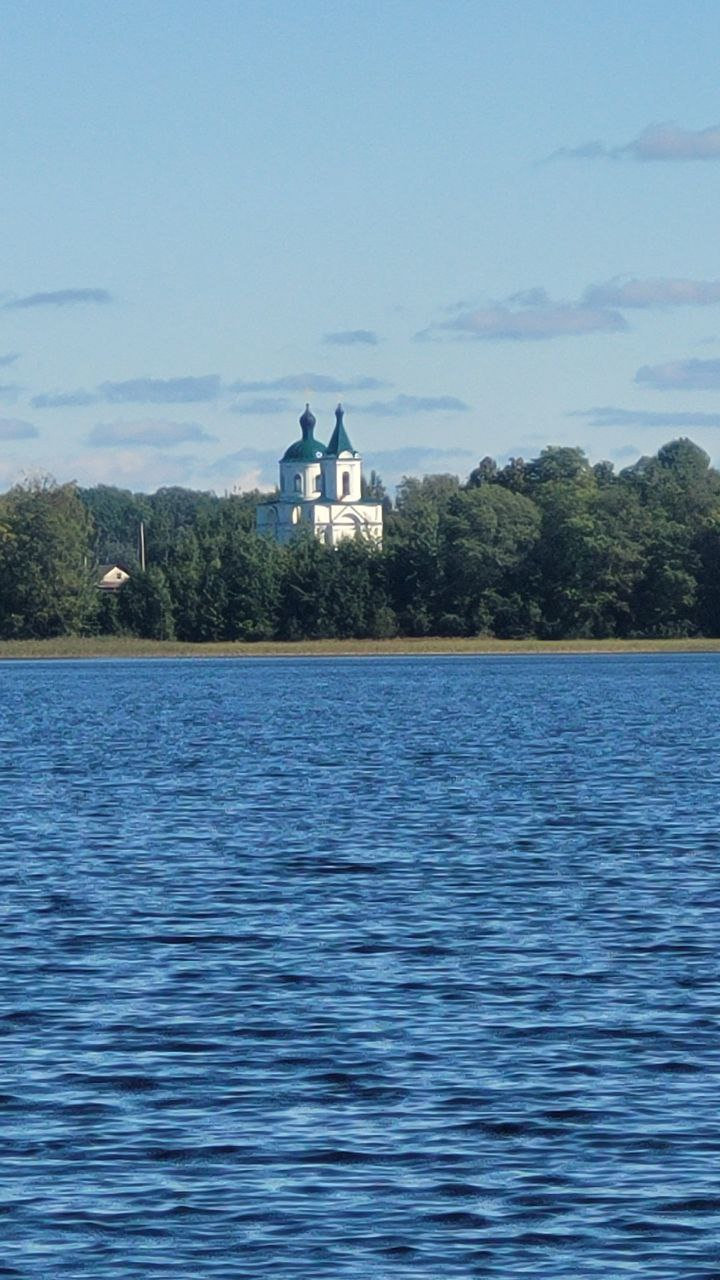 Береговая линия и купола вдали