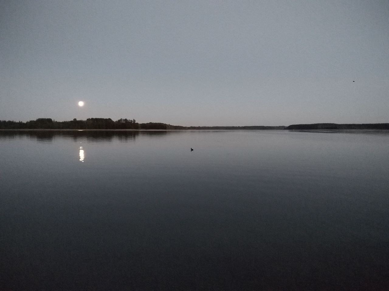 Лунное зеркало на воде