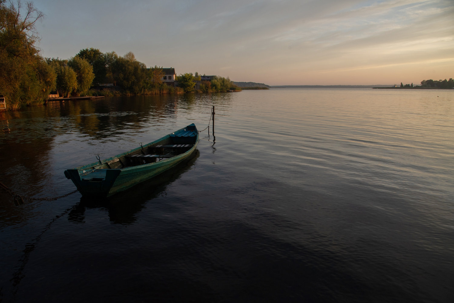 Зелёная лодка ждёт рассвета