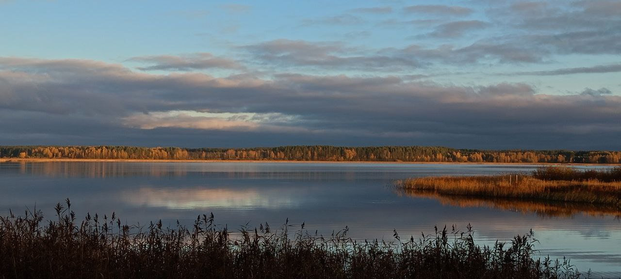 Облака тают в зеркале воды