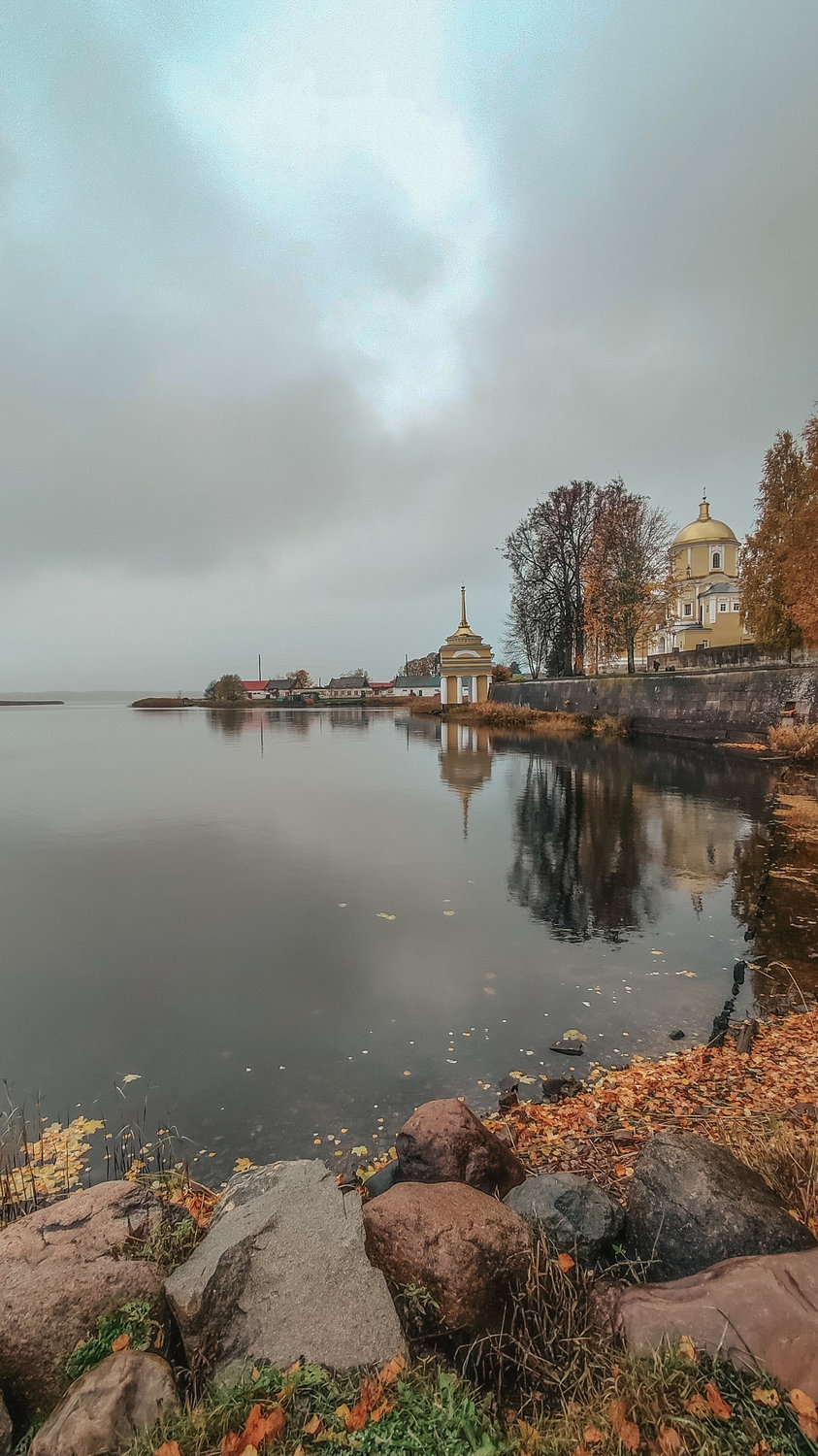 Осенняя тишина у монастырских стен