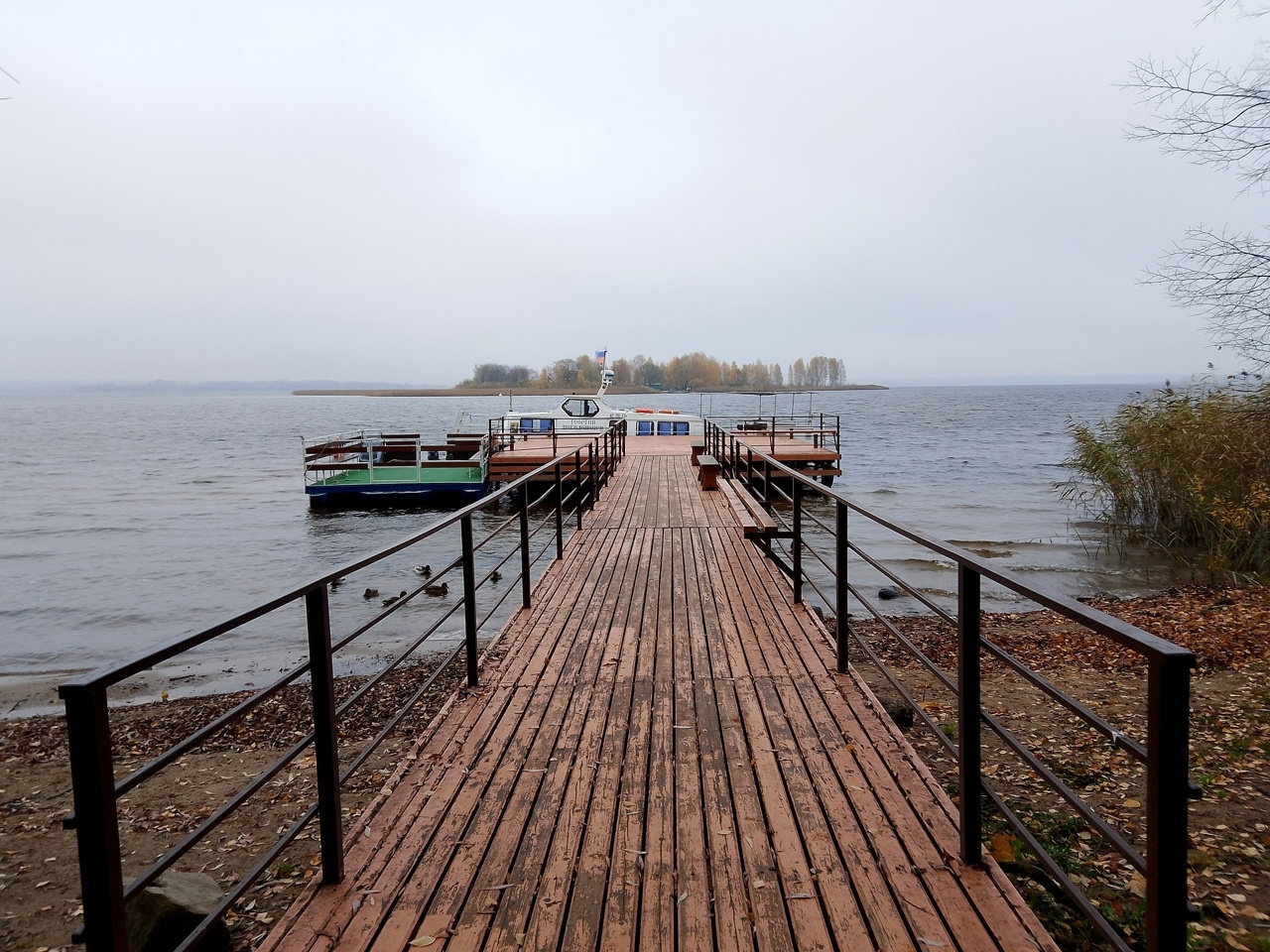 Причал уходит в серое молчание