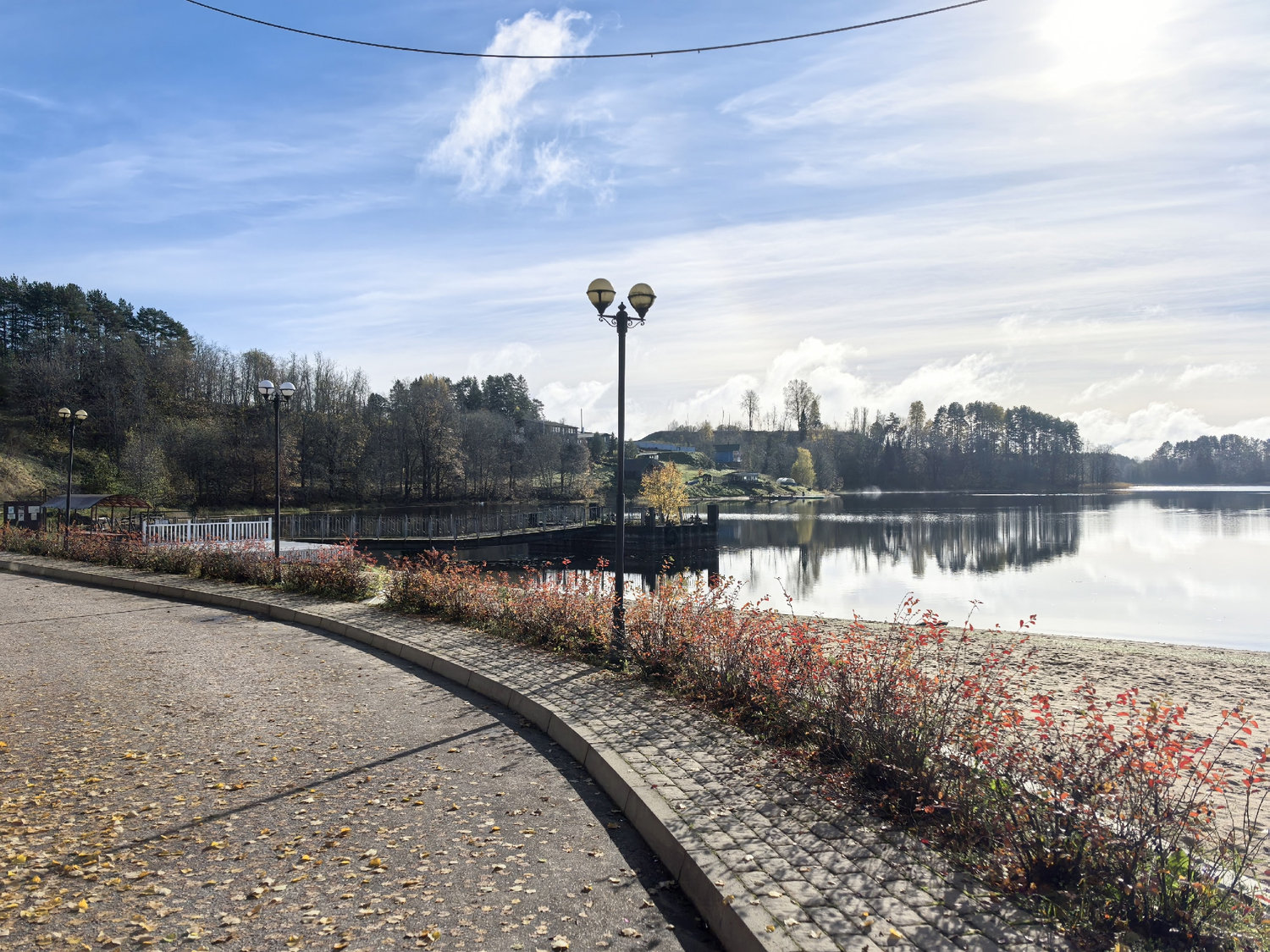 Осенняя набережная в зеркале воды