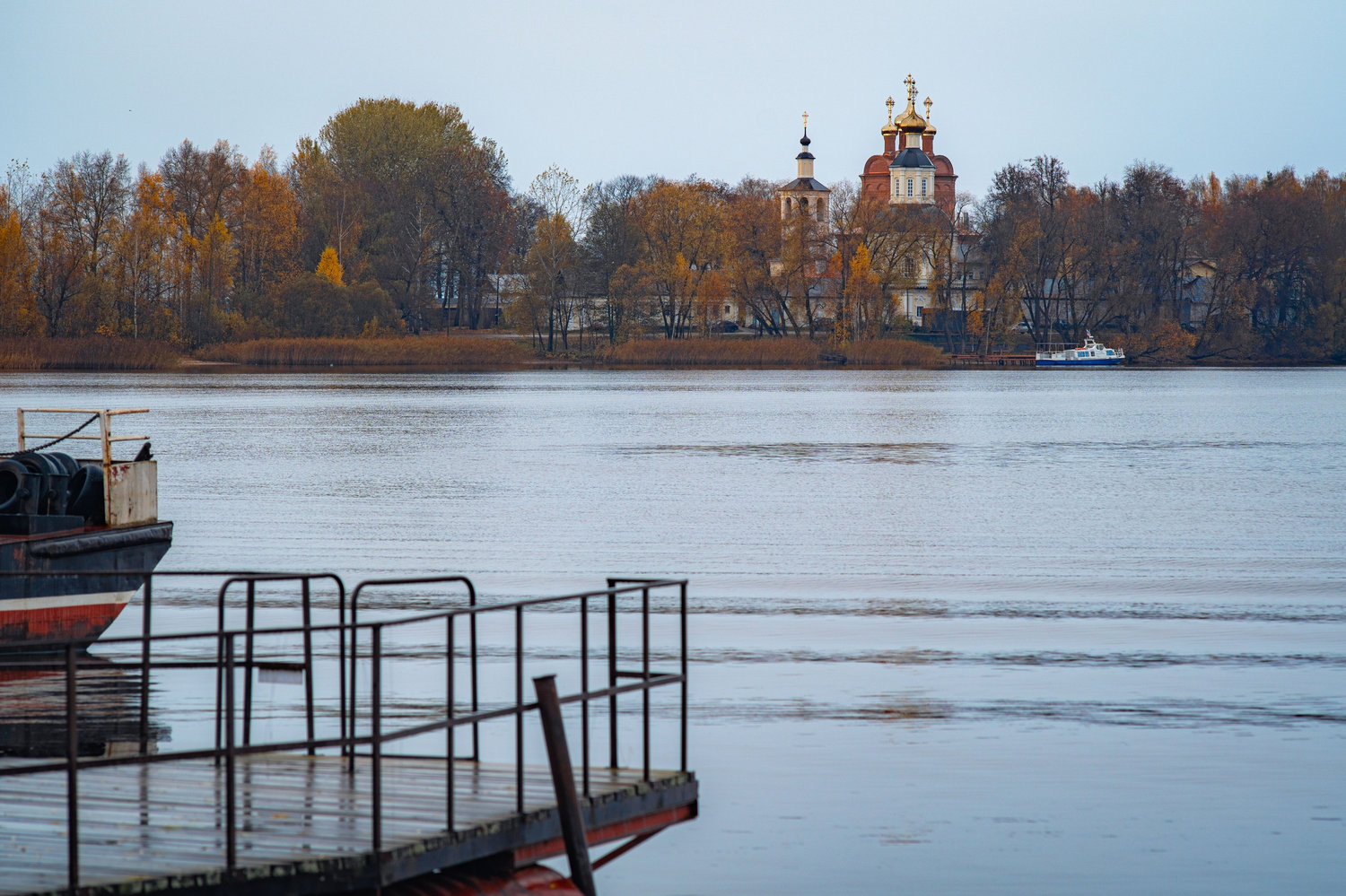 Осенний покой у монастырских стен