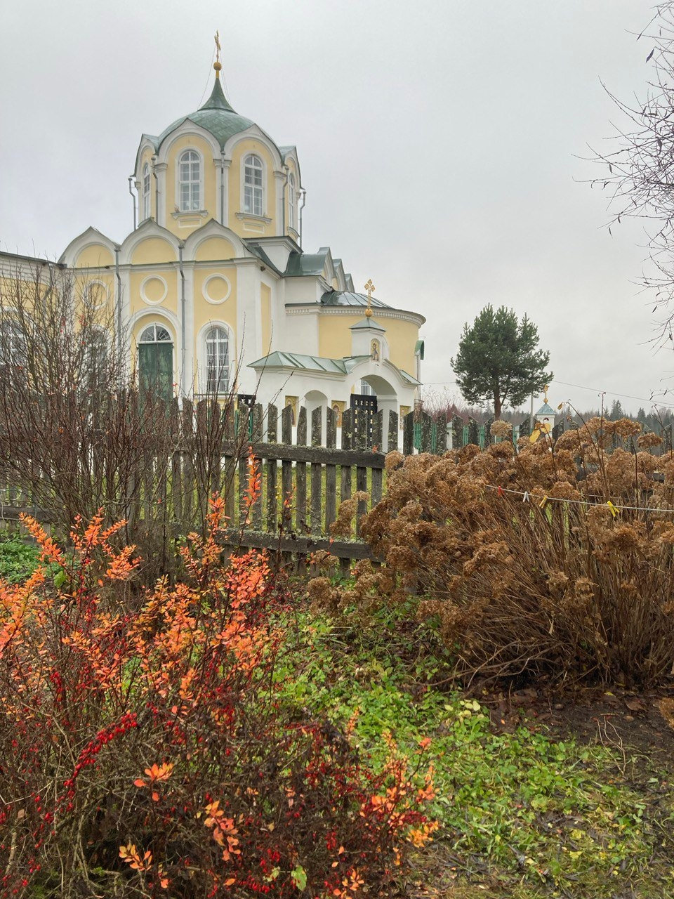 Осенний покой у храмовых стен