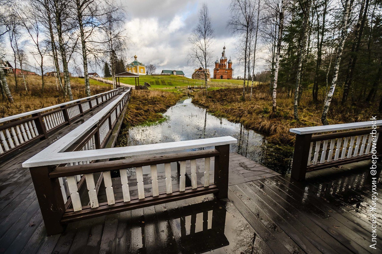 Деревянный мост ведёт к куполам