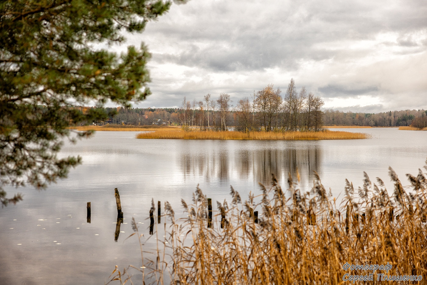 Остров дремлет в зеркале осени