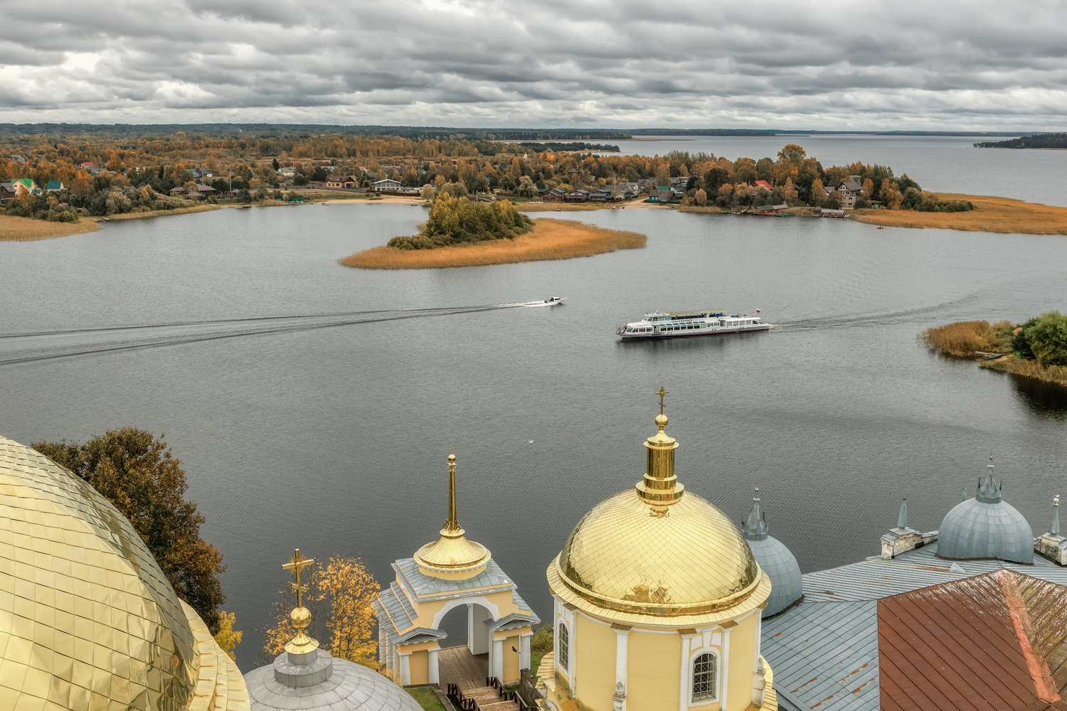 Золотые купола над осенней водой