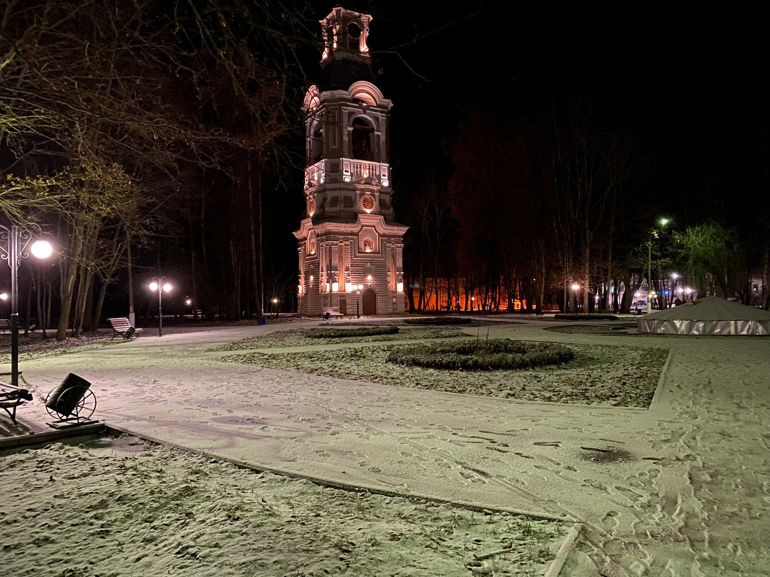 Колокольня в свете зимней ночи