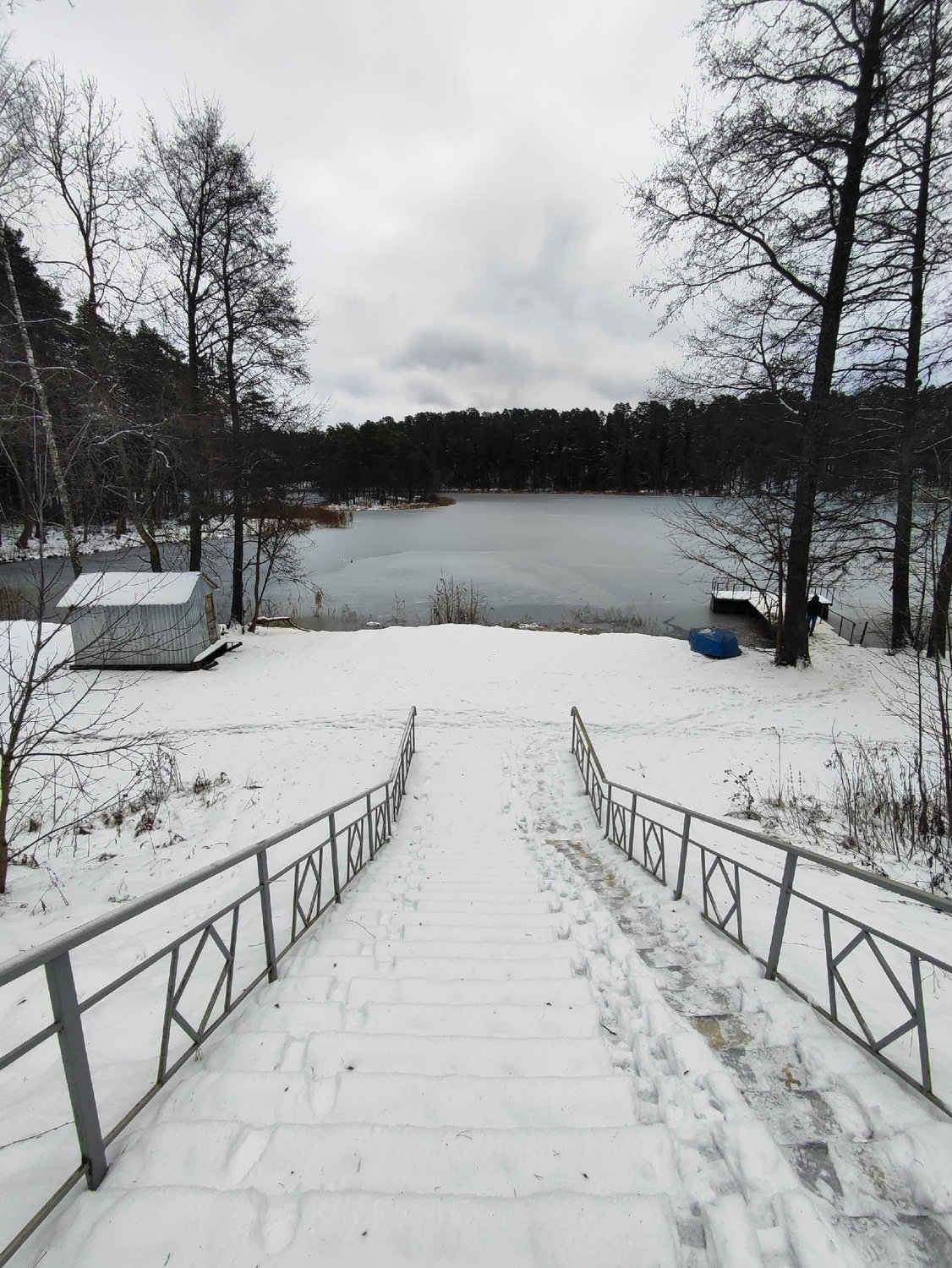 Лестница ведёт к замёрзшей тишине