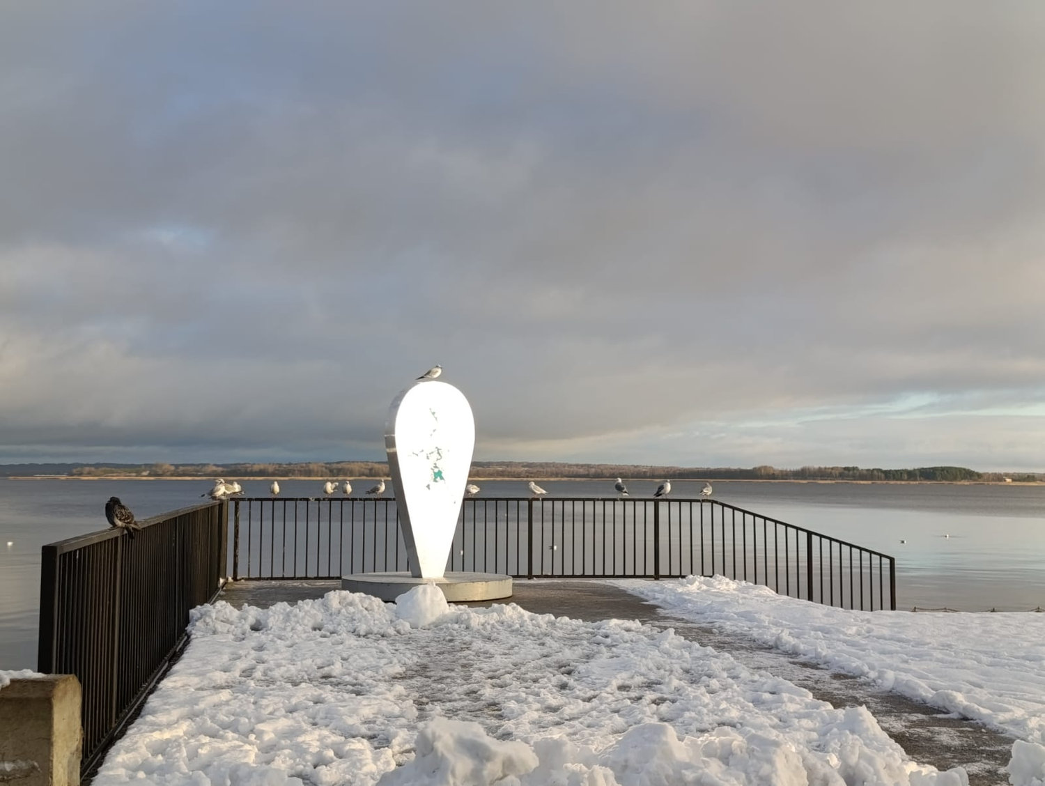 Снеговик встречает чаек на зимнем причале