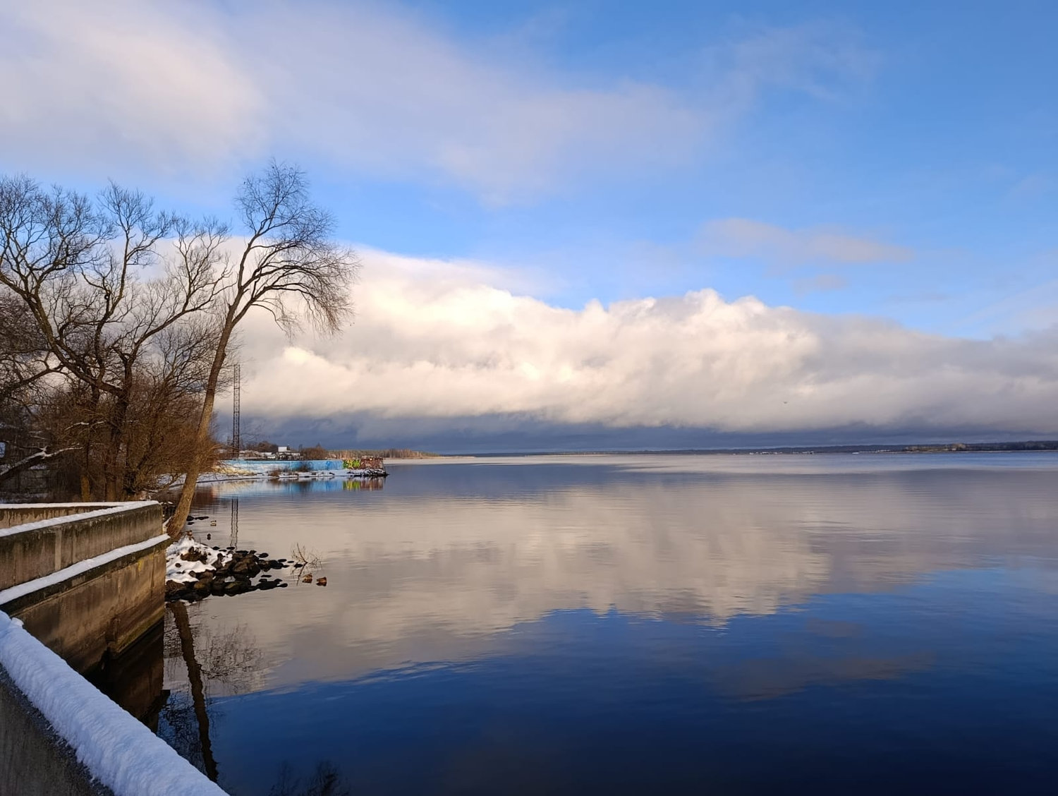 Облачная стена над зимним зеркалом