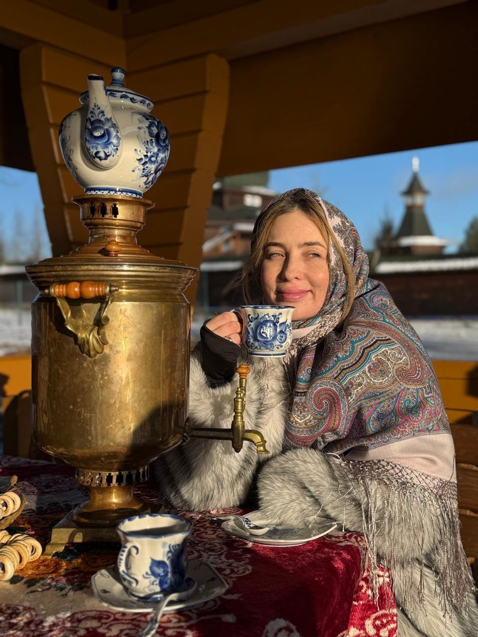 Чай из самовара на фоне куполов