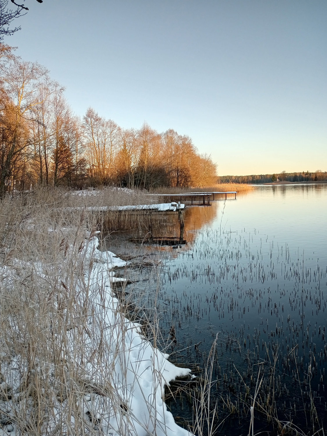 Когда зима целует воду на прощание