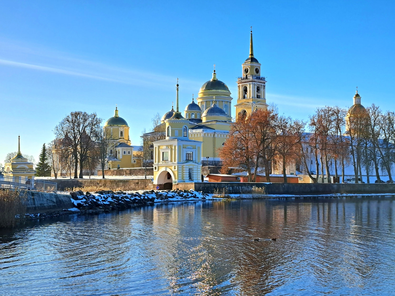 Золотые купола встречают первый снег