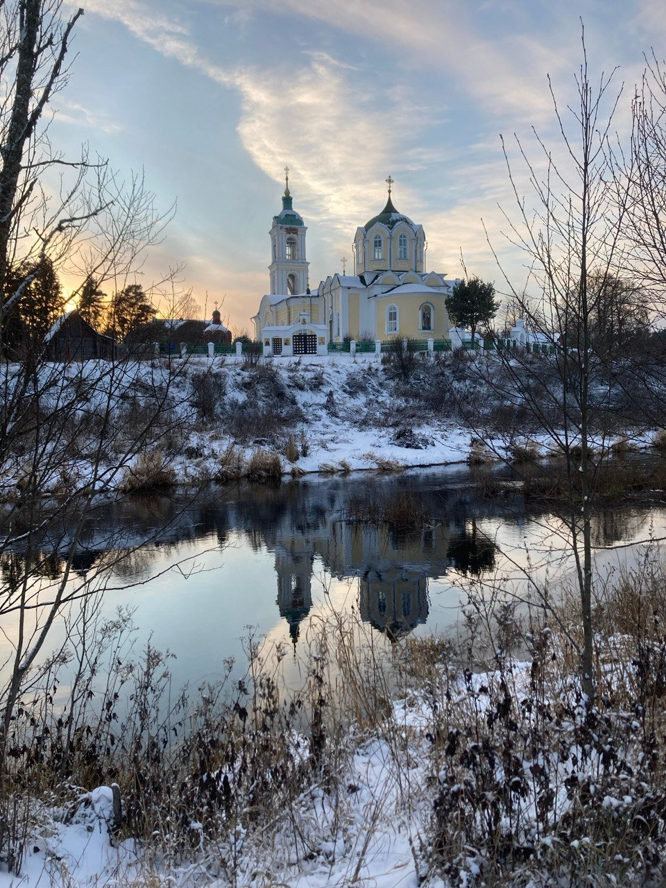 Зимнее зеркало: храм между небом и водой