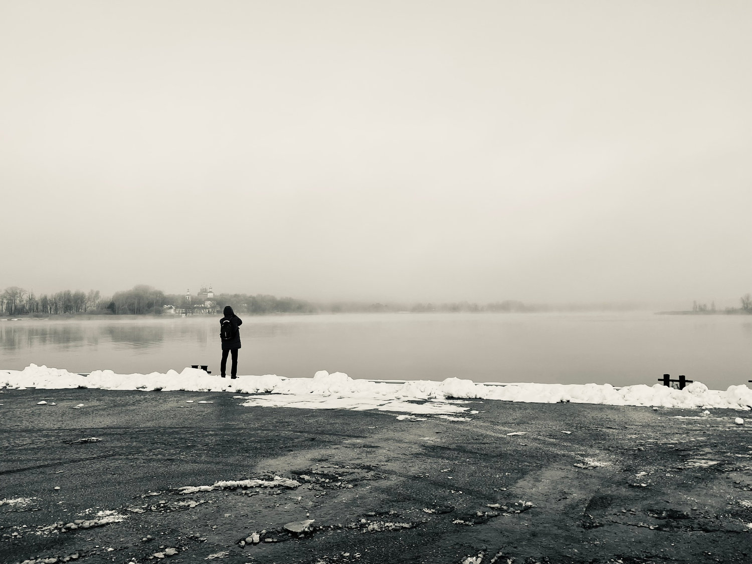 Силуэт на границе зимы и тумана