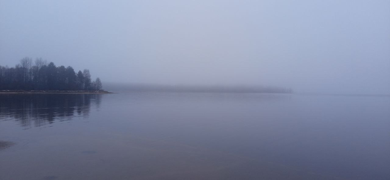 Туман стелется, вода дышит