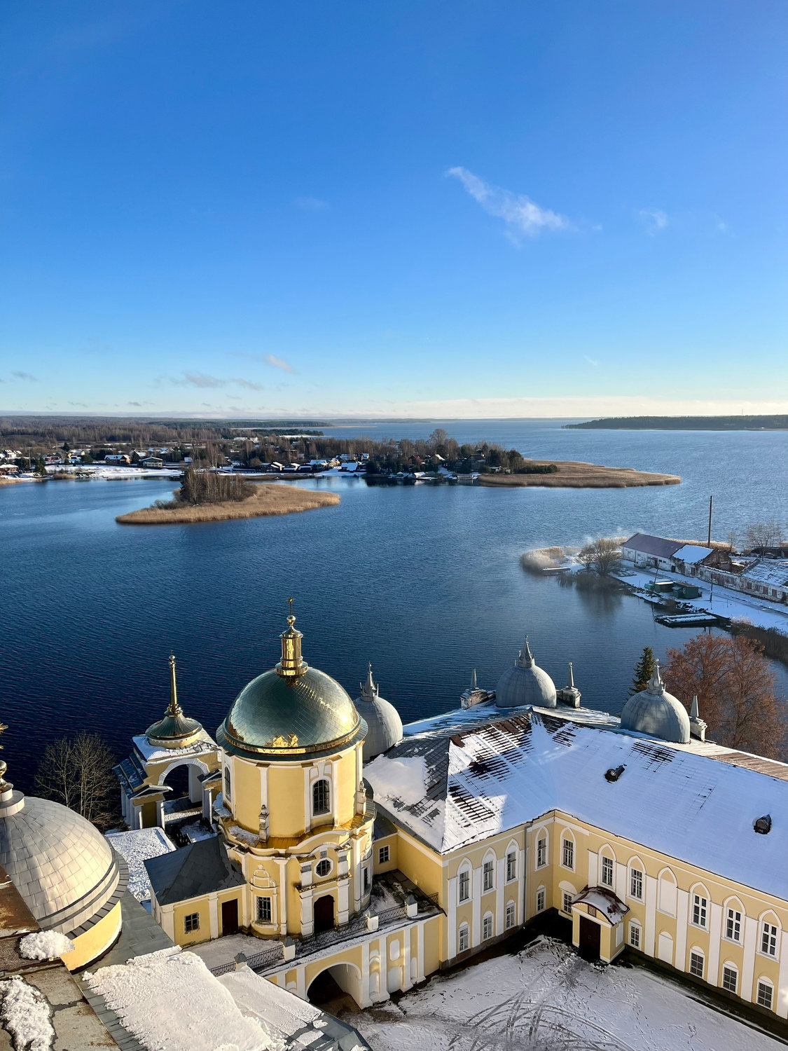 Золотые купола над зимней водой