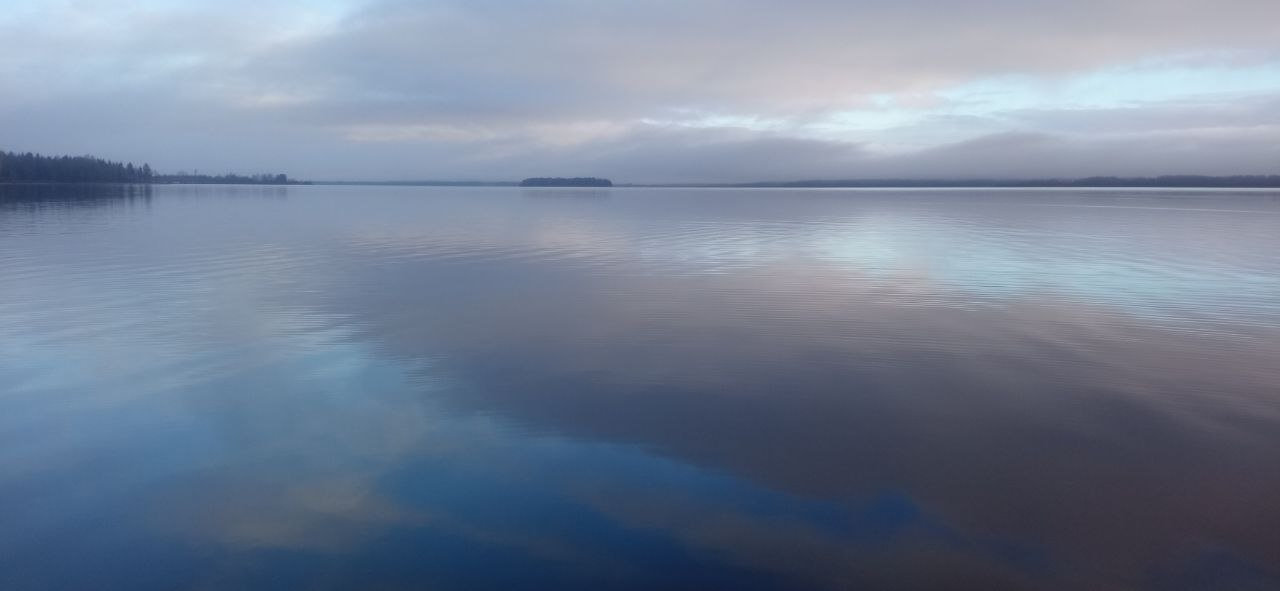 Небо тонет в воде, тишина дышит