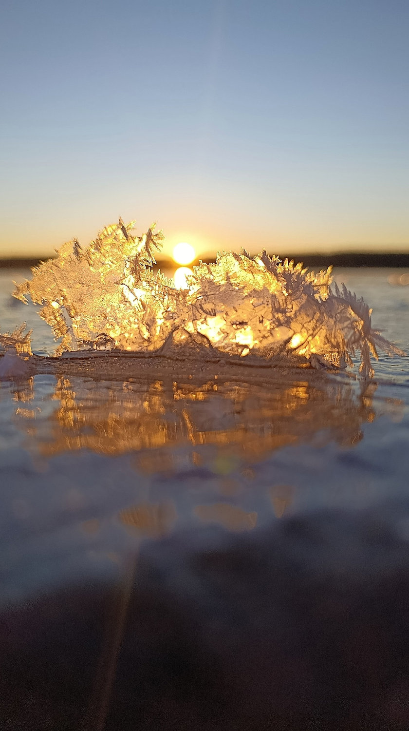 Ледяная корона на зеркале озера