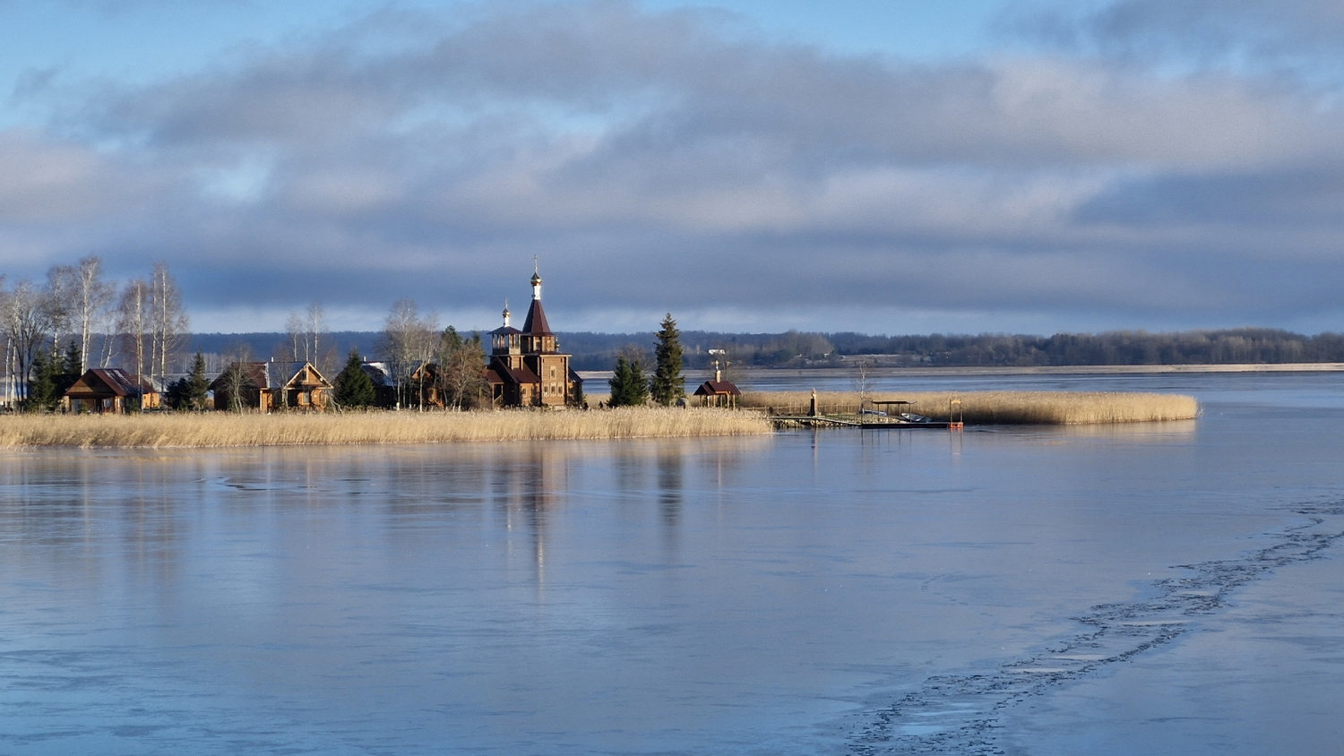 Зеркало воды хранит тишину берегов