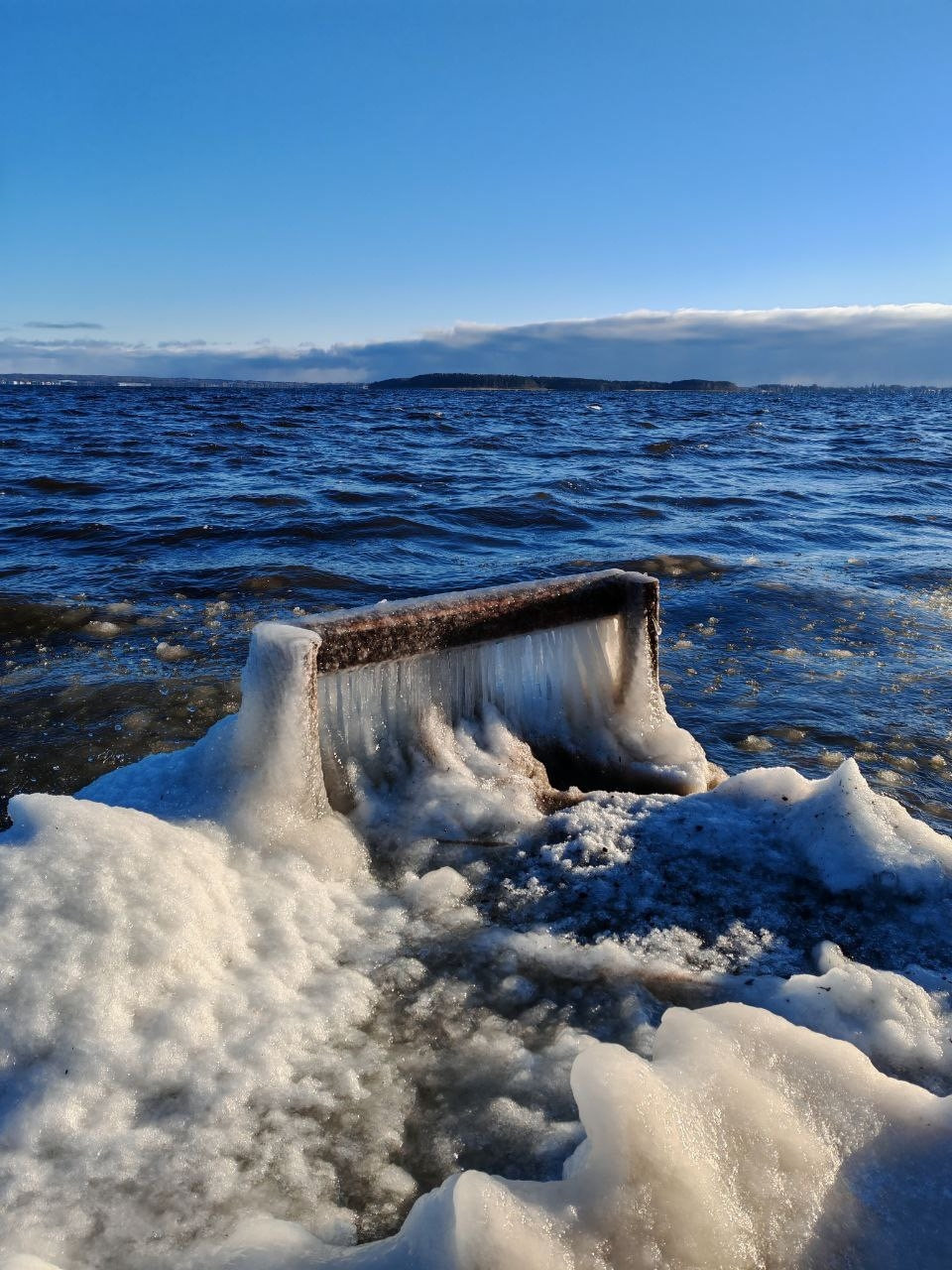 Ледяной занавес на кромке озера