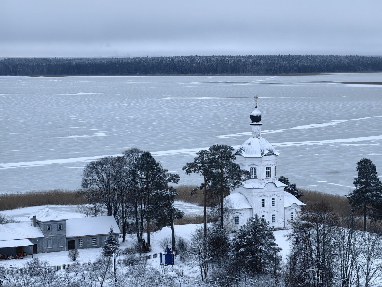 Белый храм на краю замёрзшего озера