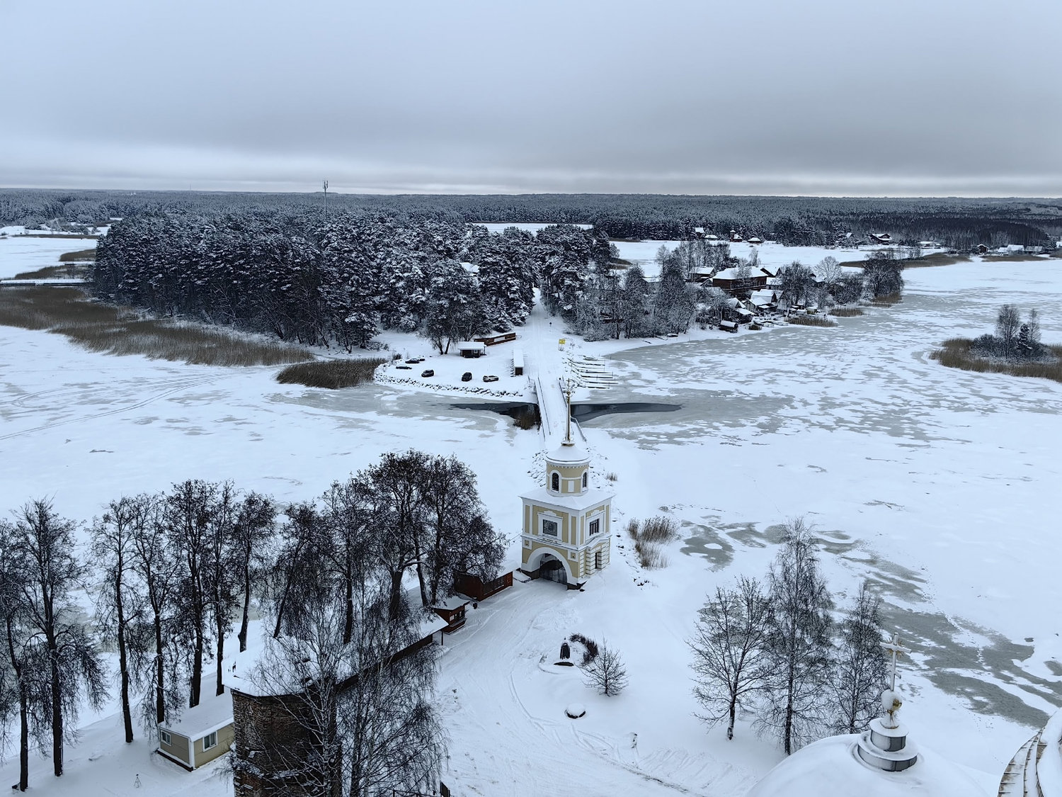 Зимняя тишина над замёрзшим озером