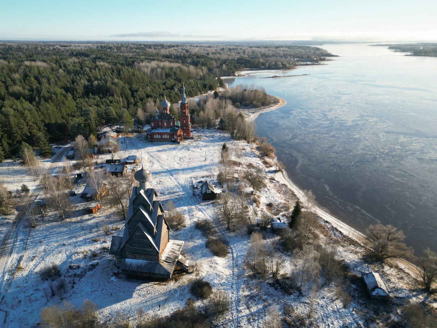 Зимний покой на краю замёрзшего озера