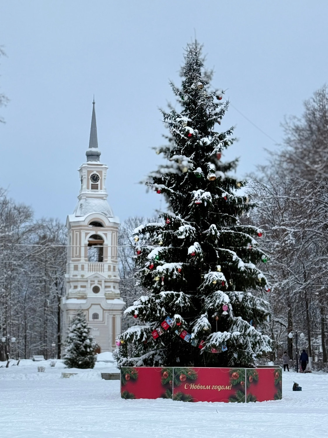 Зимний колокольный звон под елью