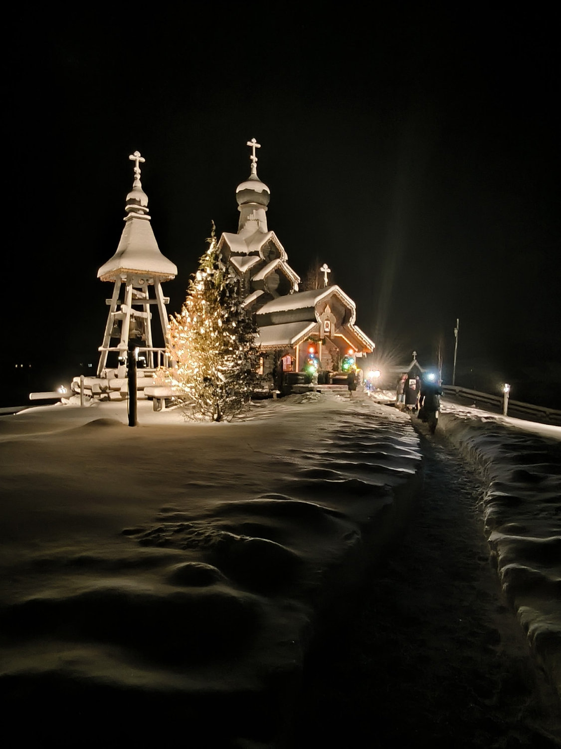 Снег, огоньки и тишина — зимняя сказка на берегу