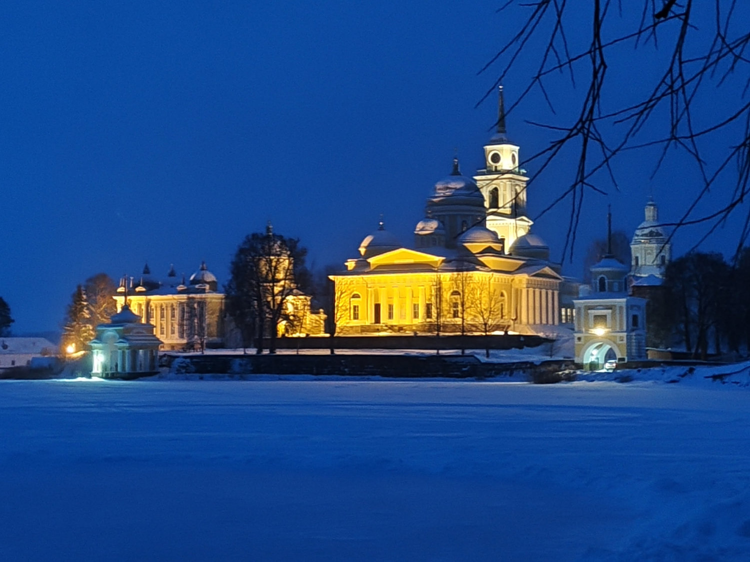 Золотой свет на снежной глади