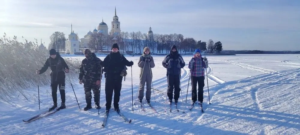 Лыжи по льду, монастырь вдали